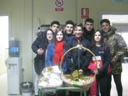 Los ganadores de las cestas, Paula Castillo y Ricardo García, con los compañeros de 1º de Bach que han vendido las papeletas.